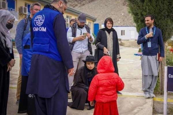 د اروپایي ټولنې شارژدافیره: د راستنېدونکو او بېځایه شویو افغانانو ملاتړ ته ژمن یو