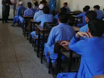 معلمان در هرات: با شکم خالی نمیتوان درس داد، دو ماه است معاش نگرفتهایم