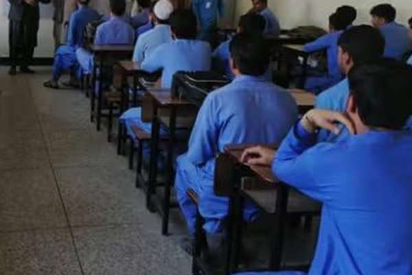 معلمان در هرات: با شکم خالی نمیتوان درس داد، دو ماه است معاش نگرفتهایم