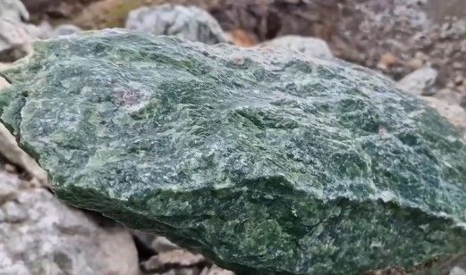 طالبان از استخراج ۵۰۰ تُن سنگ نفرایت در کاپیسا خبر داد