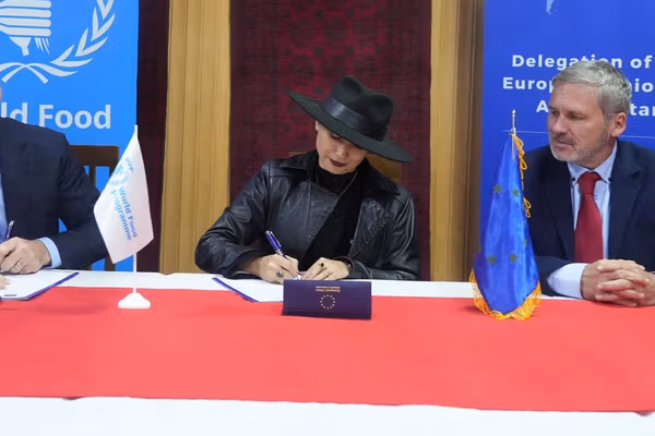 دیپلومات شیک که در میان طالبها و بوی خاک به افغانها دست یاری داده است