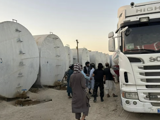 تجار قندهار: دوائر مرتبطة بطالبان تحدد أسعار الوقود وفقاً لأهوائها