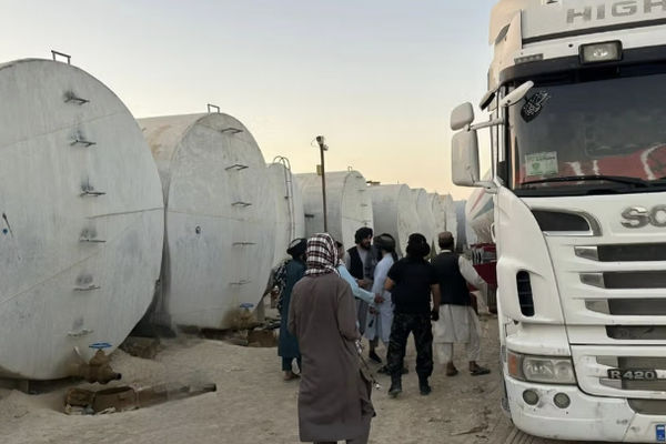 تجار قندهار: دوائر مرتبطة بطالبان تحدد أسعار الوقود وفقاً لأهوائها
