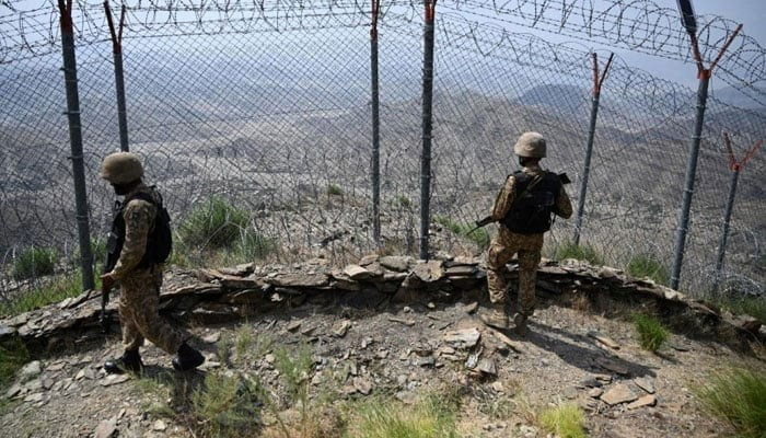 پر ډېورنډ کرښه "دېر" ته څېرمه درې وسله وال او دوه پوځیان وژل شوي او دوه نور ټپیان دي