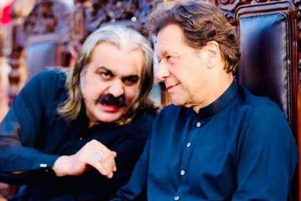 عمران خان میگوید اگر سر وزیر خیبرپختونخوا نمیتواند امنیت بیاورد، کنار برود
