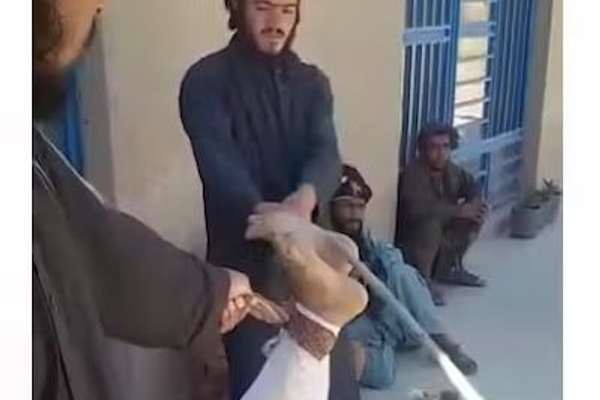 د افغانانو پر بدن د طالبانو له ۱۰۷ زرو څخه زیاتې دُرې