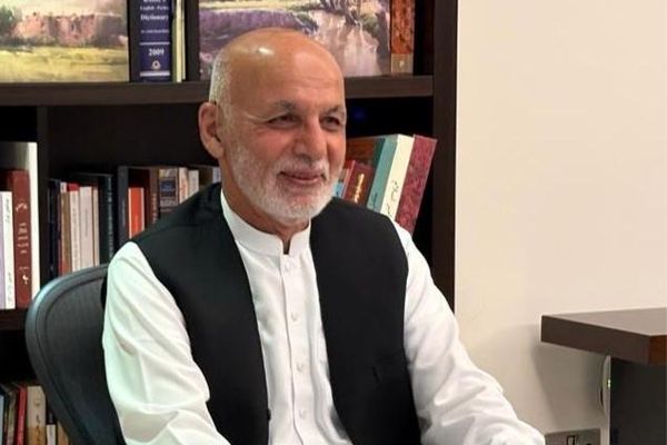 پخواني ولسمشر اشرف غني له شپږ میاشتني ځنډ وروسته بېرته پاډکاسټونه پیل کړل