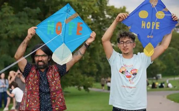 د لندن اسمان د افغانستان له خلکو سره د پیوستون په پار په رنګارنګ پتنګانو پوښل شوی و