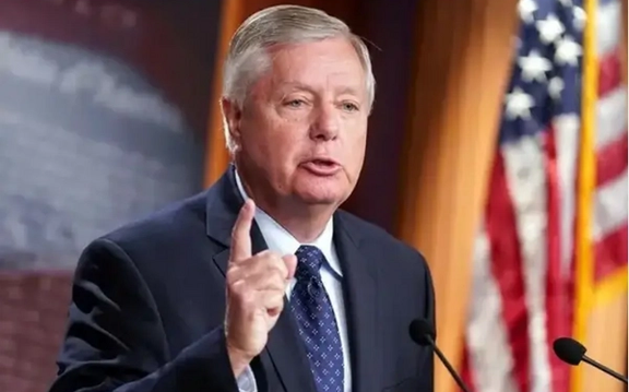 امریکايي سناتور: ایران باید له اسراییل سره د کړکېچ د زیاتولو لپاره "درنه بیه" پرې کړي