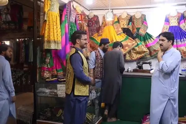 د افغان کډوالو ستنېدو د پېښور د بورډ بازار دودیزو جامو کاروبار له سخت بحران سره مخ کړی