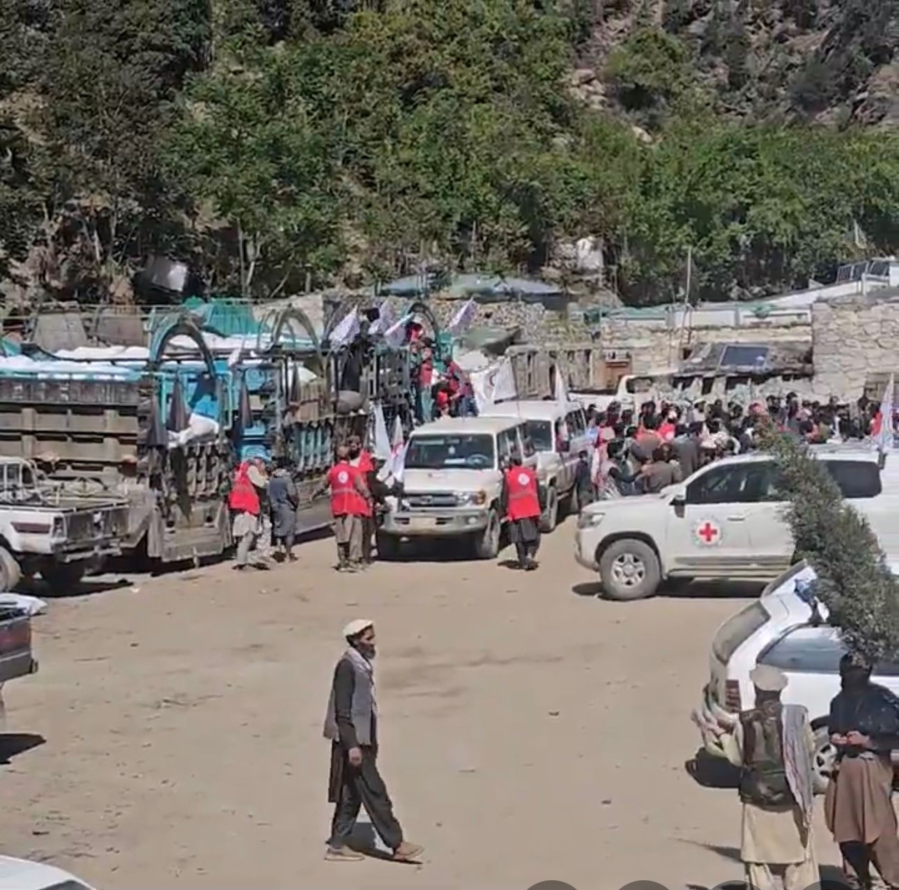 په نورستان کې د جګړ‌ې له امله پر ۱۷زره بې‌ځایه شویو کورنیو د مرستو د وېش لړۍ پیل شوې