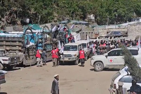 په نورستان کې د جګړې له امله پر ۱۷زره بېځایه شویو کورنیو د مرستو د وېش لړۍ پیل شوې