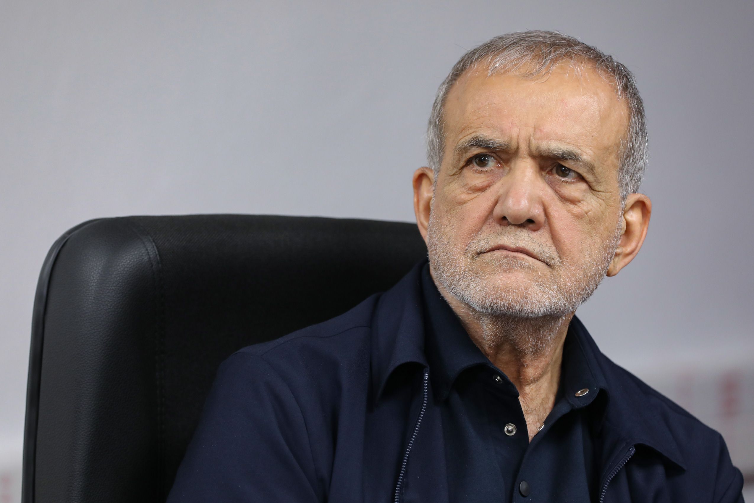 بزشکیان «په اداره کې د سپاه پاسداران د تسلط» له امله مجتبی خامنه يي ته خپله استعفا لېږلې 