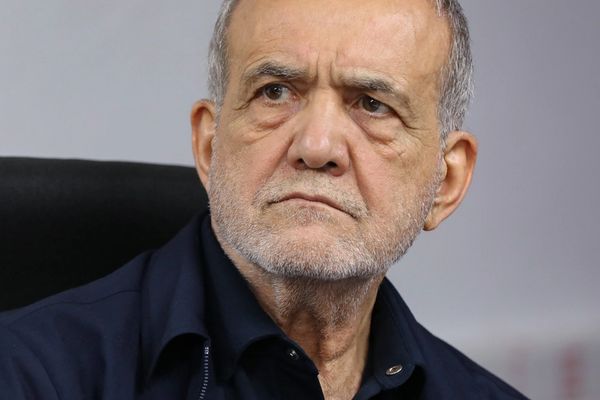 بزشکیان «په اداره کې د سپاه پاسداران د تسلط» له امله مجتبی خامنه يي ته خپله استعفا لېږلې