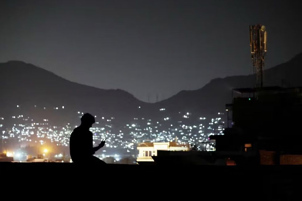 د ځیرک ټېلیفونو پر کارولو بندیز د ادارو کارونه ټکني کړي دي