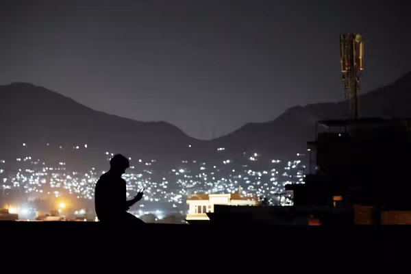 د ځیرک ټېلیفونو پر کارولو بندیز د ادارو کارونه ټکني کړي دي