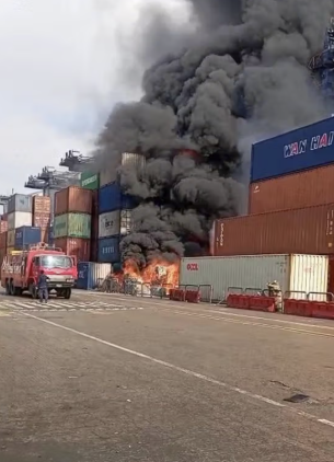 حريق في ميناء كراتشي يتسبب بخسائر بملايين الدولارات للتجار الأفغان