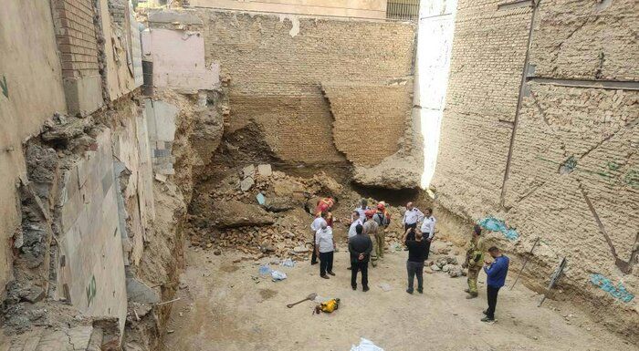 در پی ریزش آوار در جنوب تهران جوان ۲۲ ساله افغان جان خود را از دست داد