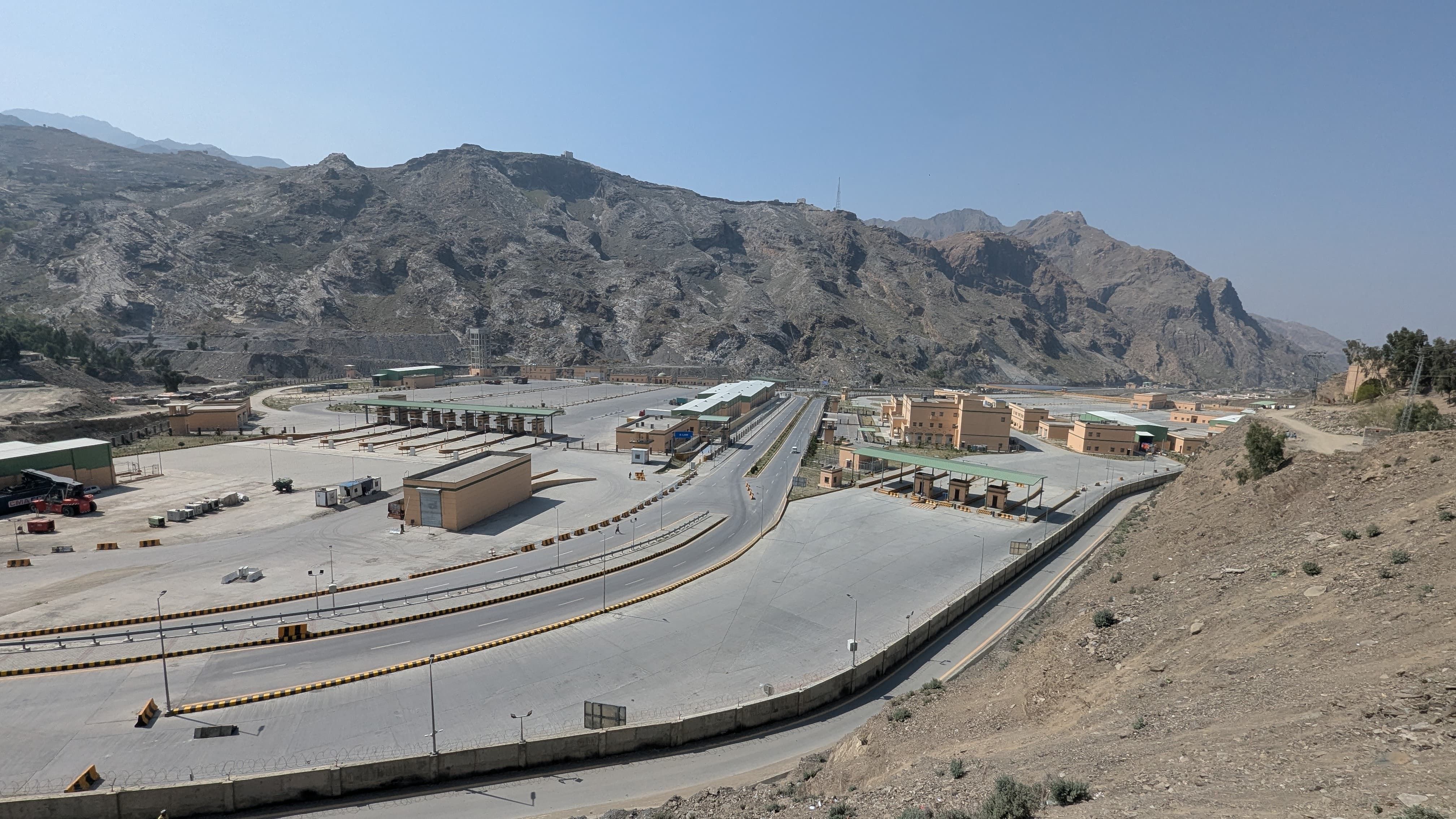 پاکستاني چارواکي: سبا د تورخم له لارې د افغان کډوالو د اېستلو لړۍ بیا پیلېږي