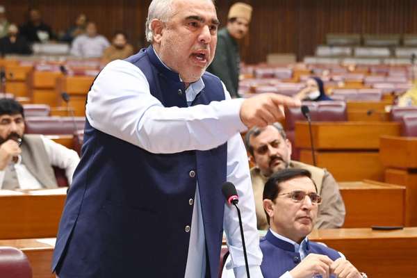 اسد قېصر: د عمران خان د روغتیا په اړه خپاره شوي خبرونه د اندېښنې وړ دي