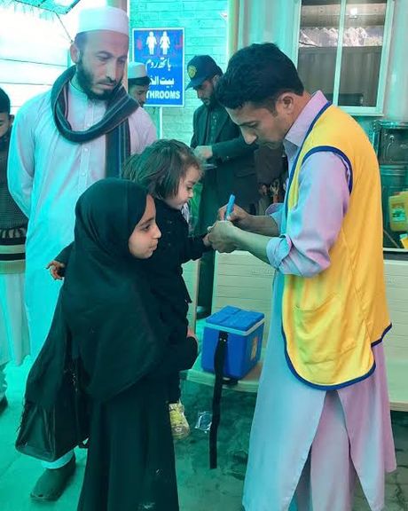 د ګوزڼ وایرس؛ د پولیو مرکز وایي، له پاکستانه ستنېدونکي باید پر کرښه خپل ماشومان واکسین کړي