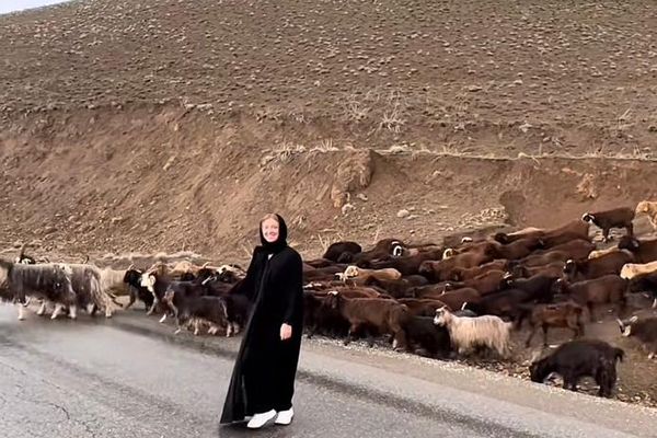 بهرنۍ مېرمن افغانستان ته سفر کوي، خو افغانې ښځې له زده کړو محرومې دي