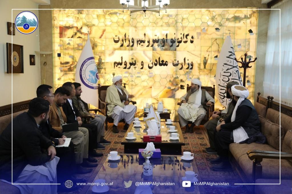 معاون پیشین حنیف اتمر، برای گرفتن قرارداد استخراج معدن با وزیر معادن طالبان دیدار کرد