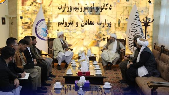 معاون پیشین حنیف اتمر، برای گرفتن قرارداد استخراج معدن با وزیر معادن طالبان دیدار کرد
