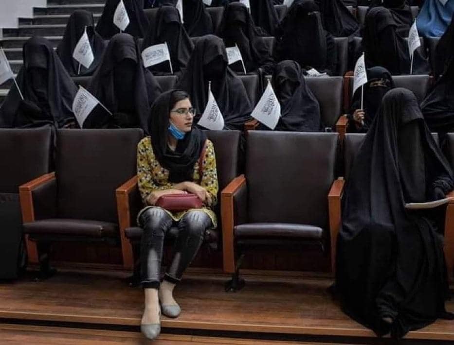 واکنش‌ها به یک عکس متفاوت؛ زنان آزاد و زنان طالبان