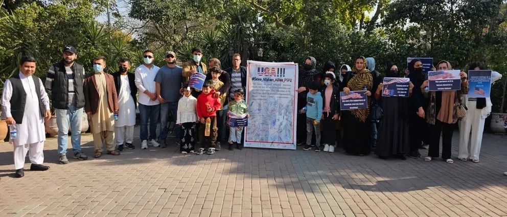 امریکا کې د مېشتیدو په تمه ګڼ افغانان په پاکستان کې په یوه خطرناک حالت کې بند پاتې دي