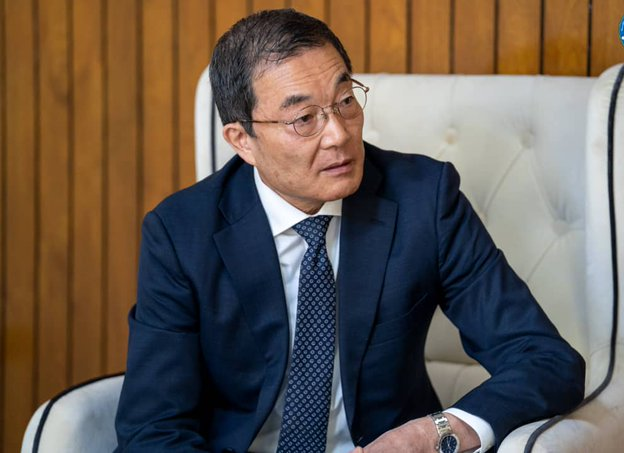 د افغانستان لپاره د چاپان سفیر: د افغانانو اقتصاد په ټپه ولاړ دی  