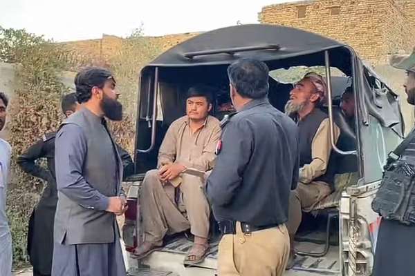 پاکستان در یک روز ۱۲۱ مهاجر افغان را در لاهور بازداشت کرد