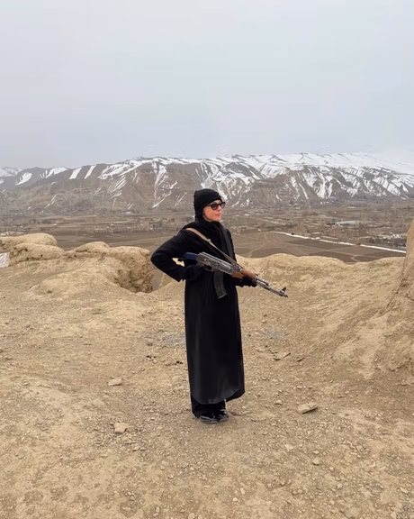 منع سفر زنان افغانستان؛ پورن استار امریکایی با سلاح طالبان شهر به شهر میگردد