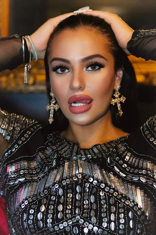 یک زندانبان زن در لندن که با یک زندانی سکس کرده بود، به سوء رفتار متهم شد