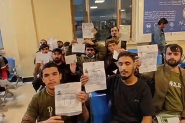 روانه اونۍ؛ د پاکستان له زندانونو ۷۵ خوشې شوي افغان کډوال افغانستان ته ستانه شول