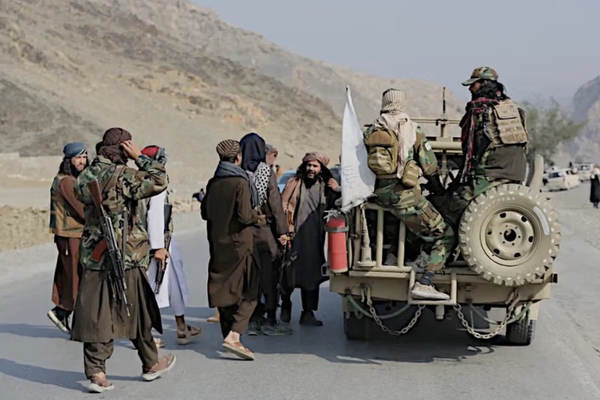 تصاعد التوتر على الحدود: قصف باكستاني لمناطق في أفغانستان واشتباكات مع طالبان