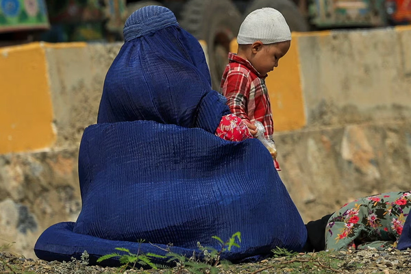 پاکستان او ایران تېره ورځ په جبري توګه نږدې ۳زره افغان کډوال اېستلي