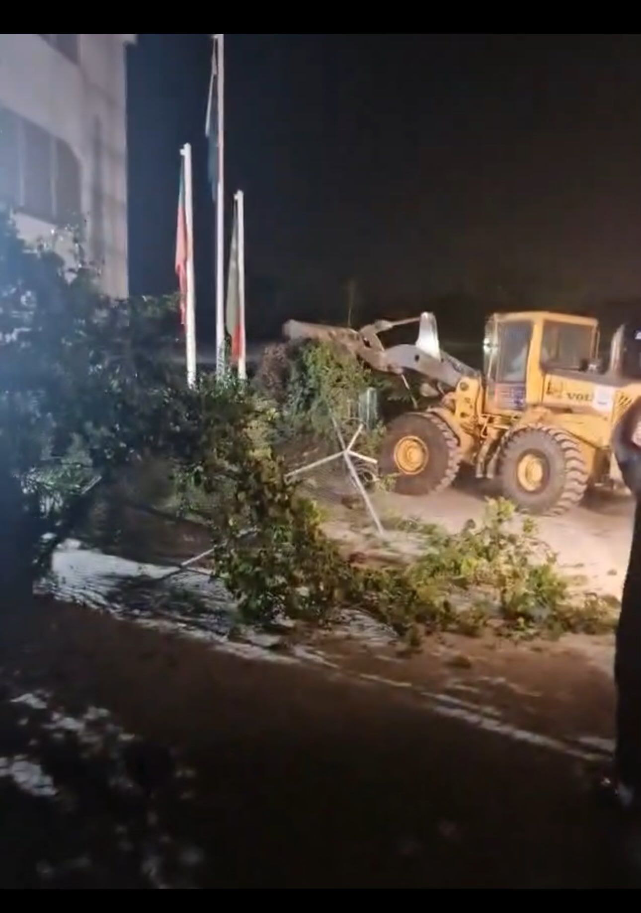 هواداران عمران خان به دلیل تخریب دفتر مرکزی حزب انصاف با کارکنان توسعه پایتخت درگیر شدند