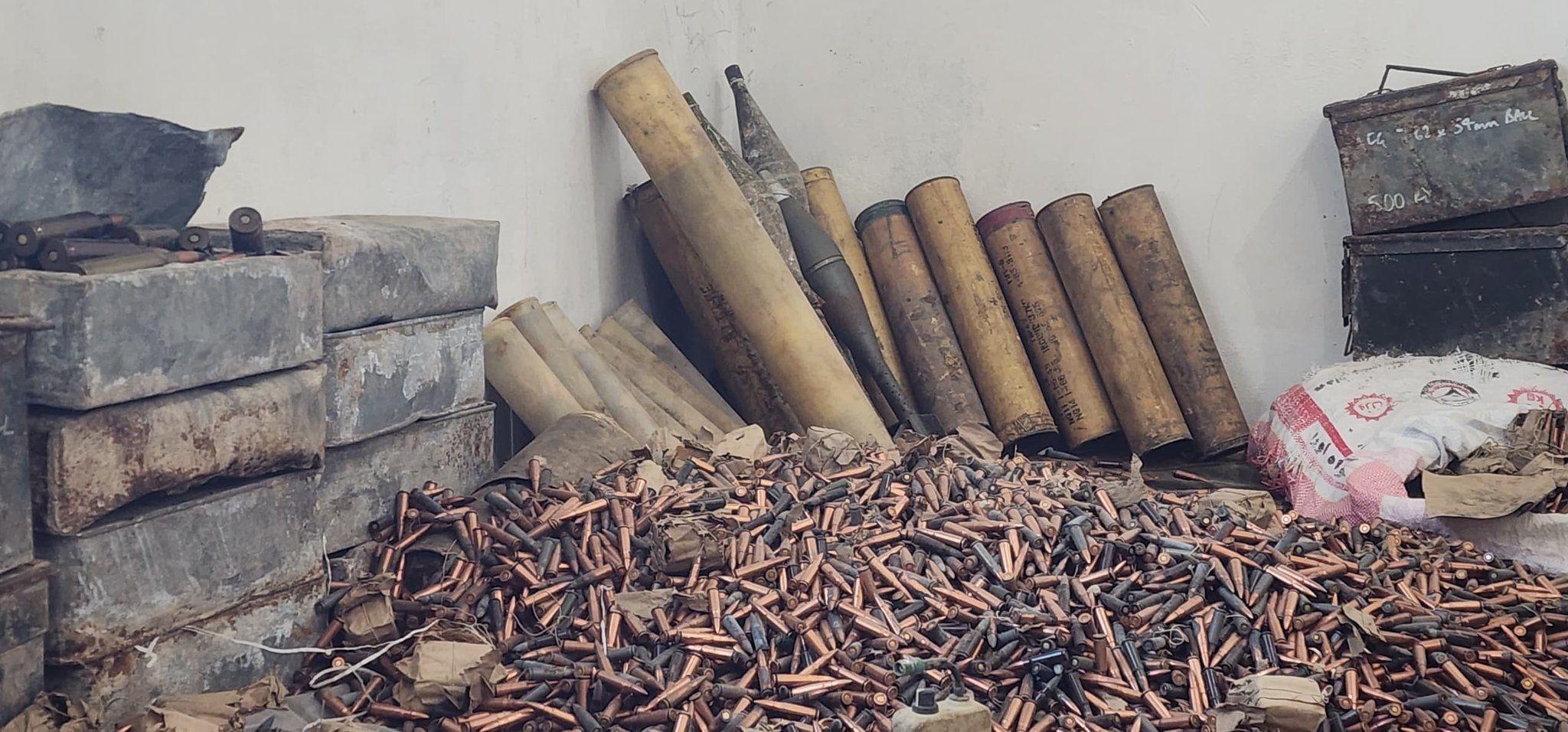 طالبان: په ارزګان کې مو د وسلو او مهماتو یوه زېرمه کشف کړې ده