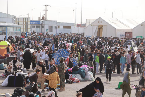 عدة منظمات دولية تعلّق أنشطتها على الحدود الأفغانية مع إيران