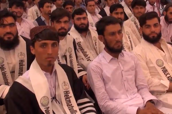 له نجونو پرته؛ د ننګرهار پوهنتون له بېلابېلو پوهنځیو تر ۲زره ډېر کسان فارغ شوي