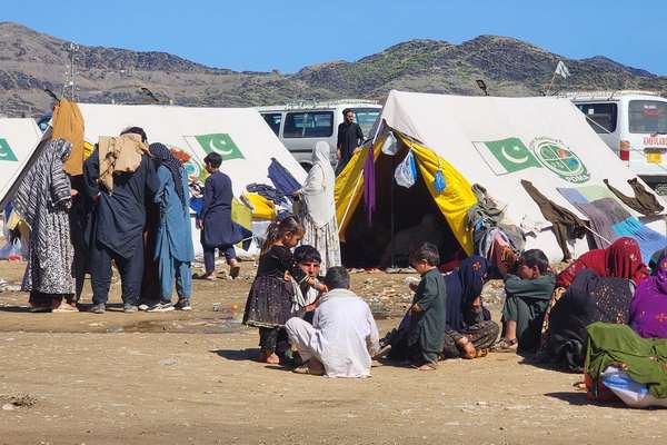 د لنډي کوتل «حمزه بابا» کمپ: تېره ورځ مو له ۴۱۱ ډېر افغان کډوال افغانستان ته ستانه کړي