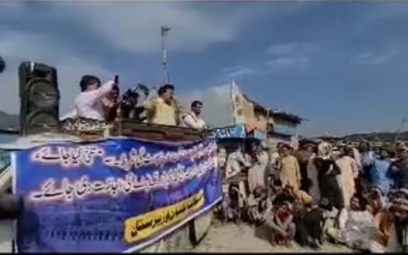 په واڼه کې سیاسي ګوندونو د انګور اډې د تړلو په غبرګون کې اعتراضي غونډه کړې