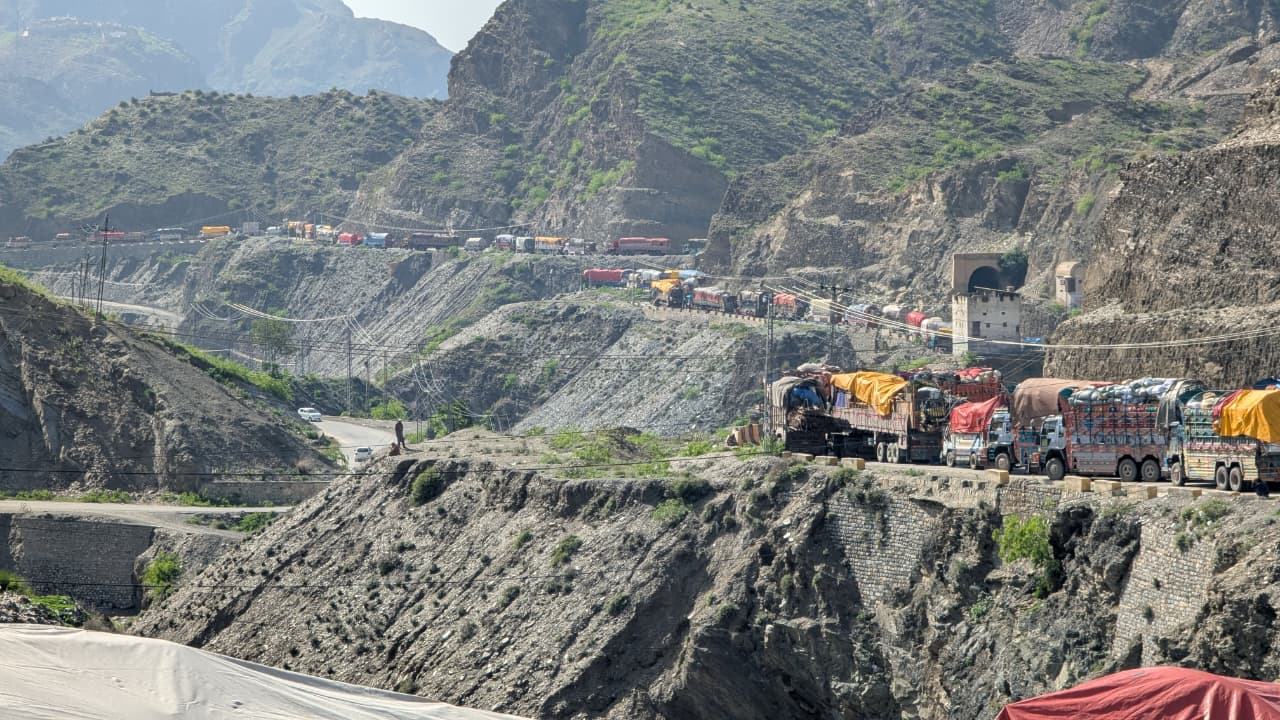 له کړاوه ډکه ستنېدنه؛ تورخم کې افغان کډوال د خوړو، اوبو او اسانتیاوو له سخت کمښت سره مخ دي