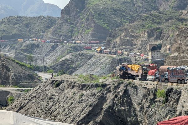 له کړاوه ډکه ستنېدنه؛ تورخم کې افغان کډوال د خوړو، اوبو او اسانتیاوو له سخت کمښت سره مخ دي