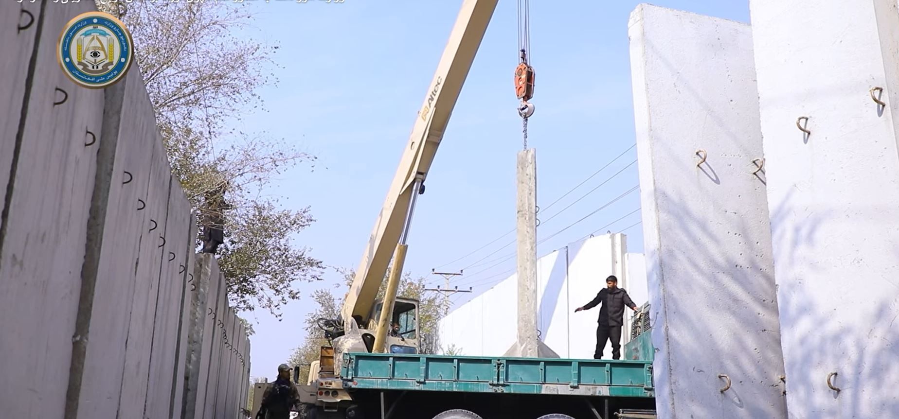 د طالبانو د کورنیو چارو وزارت په هېواد کې د ټولو سمنټي موانعو د لرې کولو بهیر پیل کړ