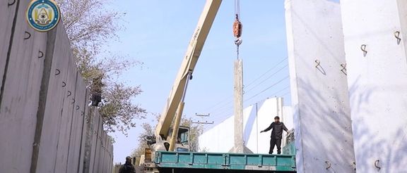 د طالبانو د کورنیو چارو وزارت په هېواد کې د ټولو سمنټي موانعو د لرې کولو بهیر پیل کړ