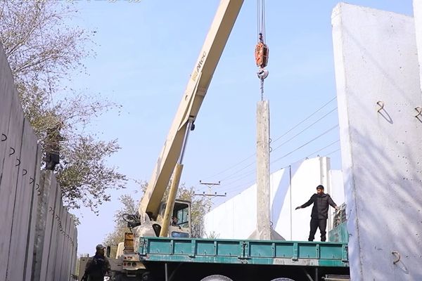 د طالبانو د کورنیو چارو وزارت په هېواد کې د ټولو سمنټي موانعو د لرې کولو بهیر پیل کړ