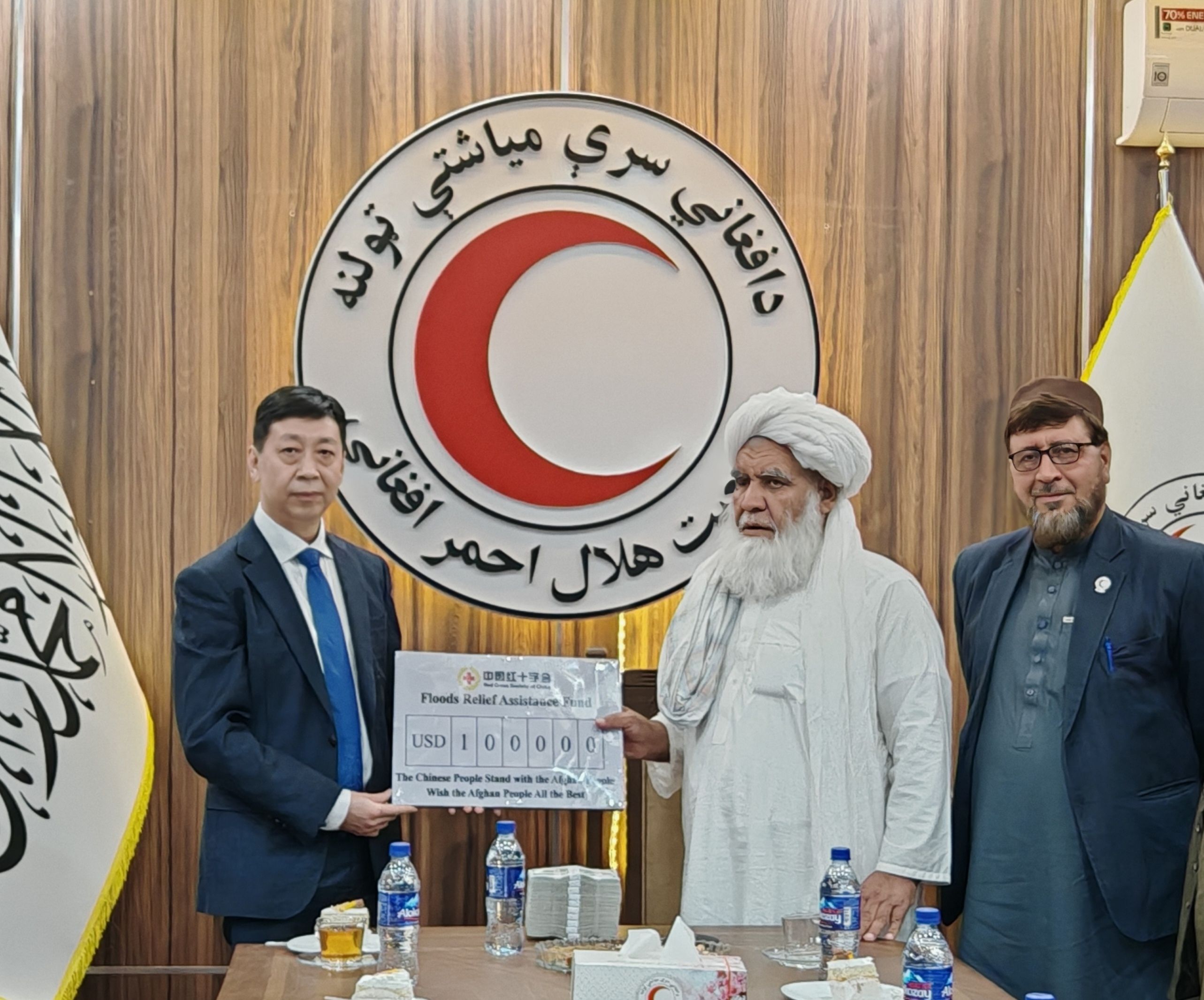 چین صد هزار دالر به طالبان کمک کرد