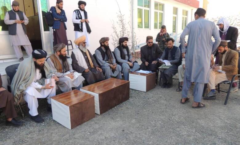 طالبانو په لوګر کې له یو شمېر راستنو شویو طالب کډوالو سره نغدي مرسته کړې ده